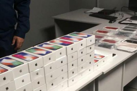 В одеському аеропорту вилучили 43 контрабандні iPhone X