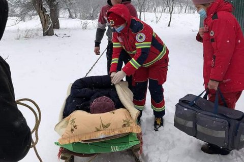 На Львівщині через снігові замети жінку з інфарктом доставляли до швидкої на санях