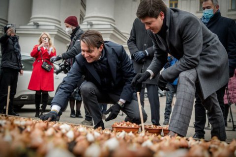 Работники МИД Украины и Посольства Нидерландов высадили более 100 тысяч тюльпанов в честь Героев Небесной Сотни