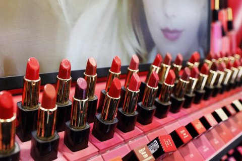 Косметична компанія Estée Lauder закриє всі свої магазини в Росії