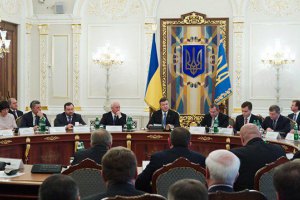 Янукович попросил правоохранителей передать “горячий привет” руководителям западных областей 