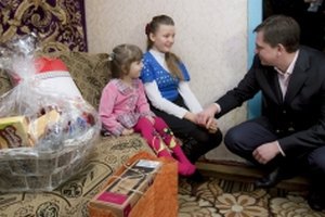 Янукович подарил девочке мобилку 