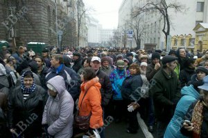 Колонна из 40 тыс. человек подошла к улице Банковой