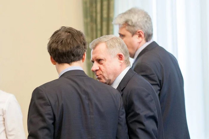 Яків Смолій (у центрі) із заступниками