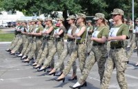 Министр обороны заявил, что для марша женщин-военных на параде разработали новые туфли со шнурками и на более низких каблуках