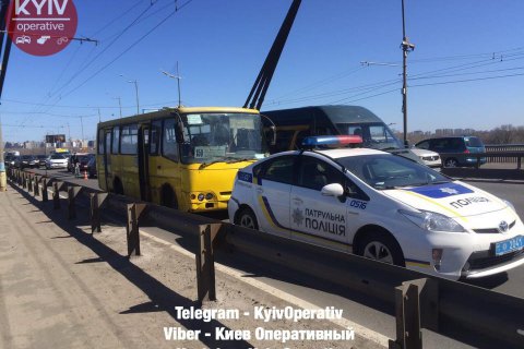 Маршрутка з несправними гальмами в'їхала в поліцейське авто в Києві