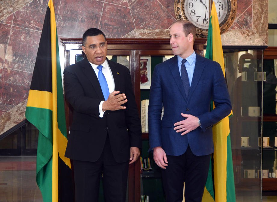 Британський принц Вільям і прем’єр-міністр Ямайки Ендрю Холнесс під час зустрічі в резиденції прем’єр-міністра в Кінгстоні, 23 березня 2022 року.