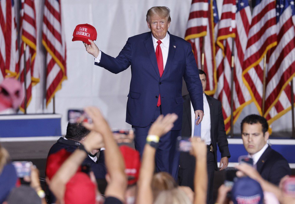 Дональд Трамп під час передвиборчого мітингу «Врятуй Америку» в аеропорту Мінден-Тахо, штат Невада, 8 жовтня 2022 року.