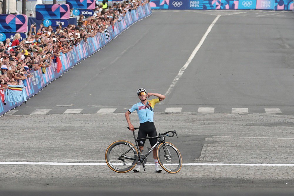  Бельгієць Ремко Евенепул став олімпійським чемпіоном у чоловічій шосейній велогонці Олімпійських ігор-2024 у Парижі. Українець Анатолій Будяк фінішував 66-м!