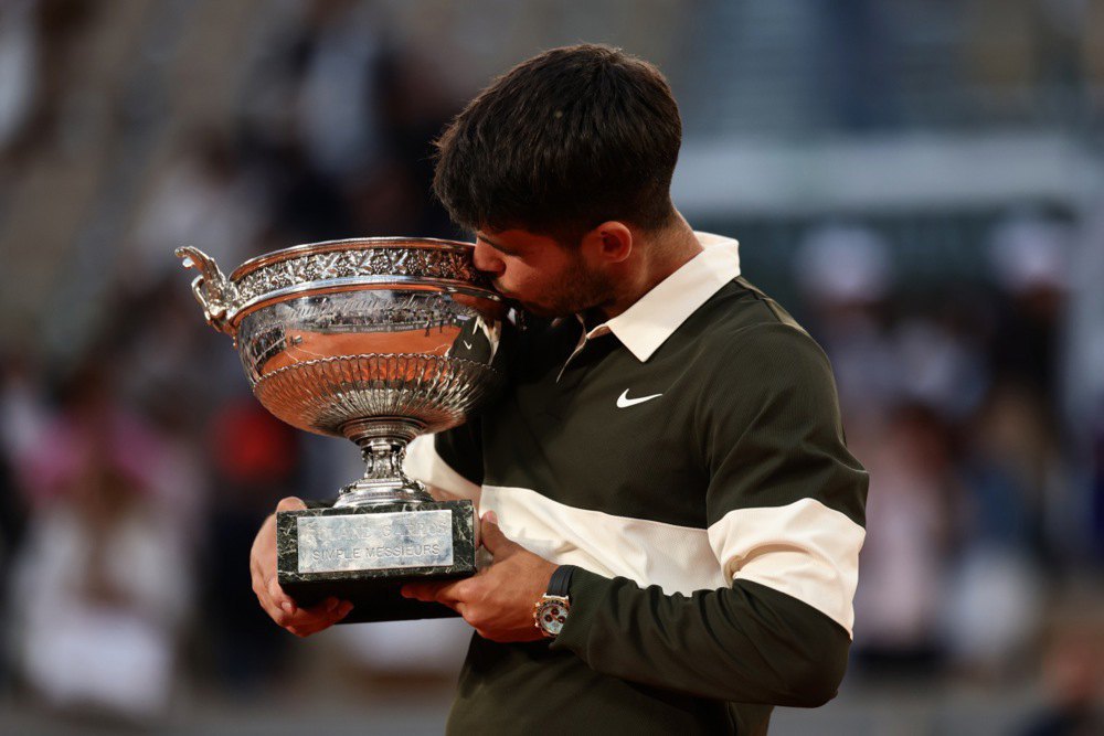 Алькарас цілує кубок Ролан Гарросу