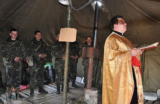 Греко-католический священник во время службы для военных 