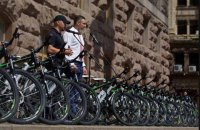 Киев подарил патрульной полиции 100 велосипедов