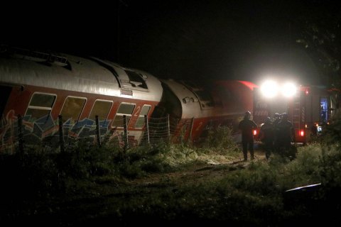 У Греції пасажирський поїзд зійшов з рейок, є постраждалі