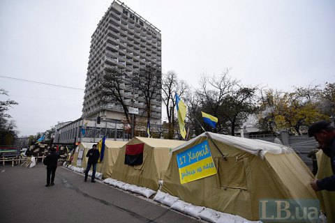 Полиция зашла в палаточный городок у Рады в поисках Саакашвили, произошли столкновения