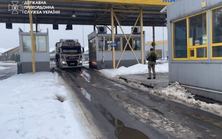 На кордоні біля ПП "Угринів-Долгобичув" тимчасово розблокували рух вантажівок