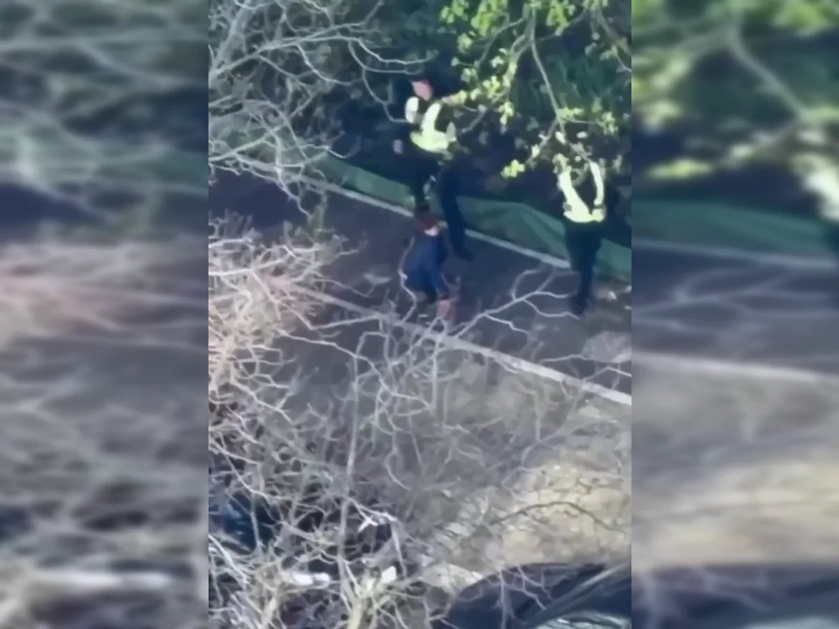 Двоє патрульних поліцейських у Києві, почувши постріли, втекли, залишивши цивільну особу без допомоги, квітень
2026 р.