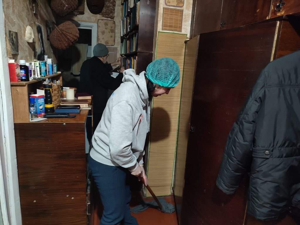 Волонтери та соціальні працівники прибирають у людей похилого віку