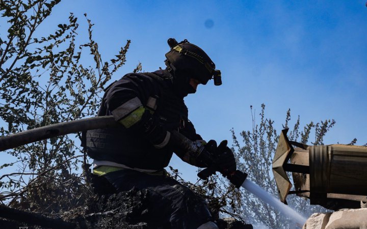 Співробітники ДСНС ліквідували наслідки російських ударів по Херсону