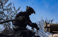 Співробітники ДСНС ліквідували наслідки російських ударів по Херсону