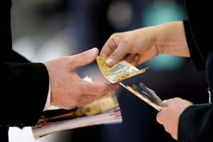 У Житомирі СБУ викрила в хабарництві чиновницю податкової