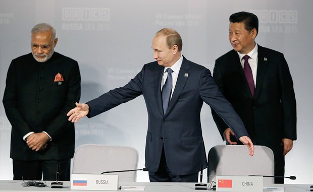 Президент России Владимир Путин приветствует премьер-министра Индии Нарендра Моди (слева) и председателя КНР Си Цзиньпин (справа) на саммита БРИКС в Уфе, 09 июля 2015 года.