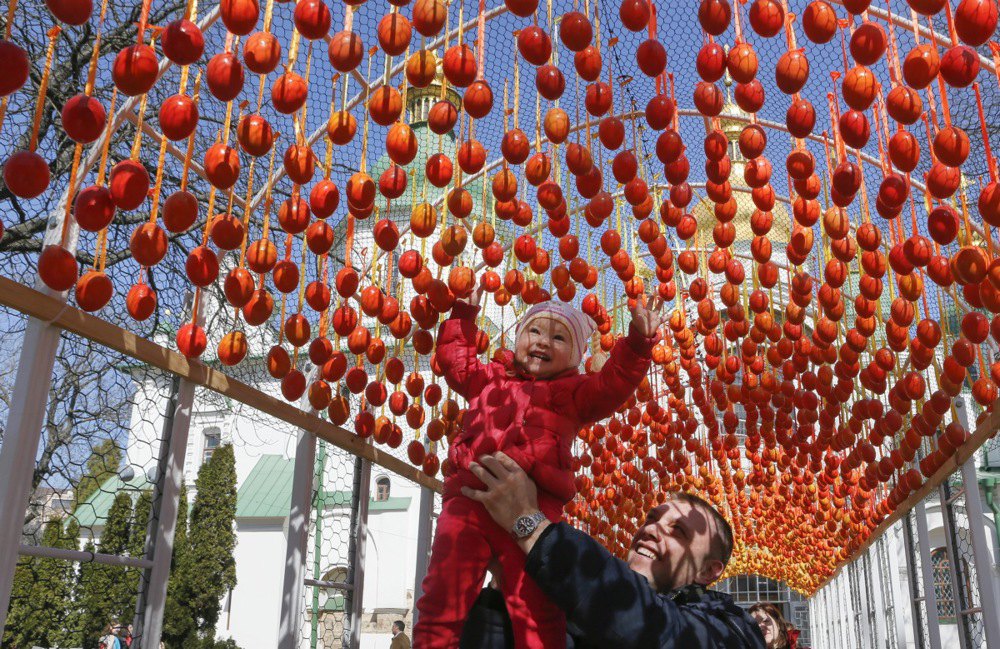Родина під час фестивалю писанок на Великдень у Києві