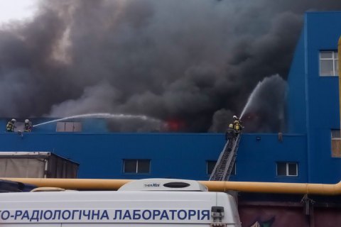 Біля станції метро "Лісова" в Києві загорілися склади пластику і картону (оновлено)
