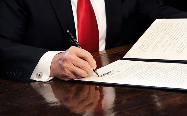 Трамп підписує указ
