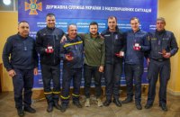 Зеленський нагородив п'ятьох рятувальників орденами "За мужність"