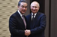 Топдипломат Китаю закликав Європу відіграти роль у мирних переговорах України з РФ