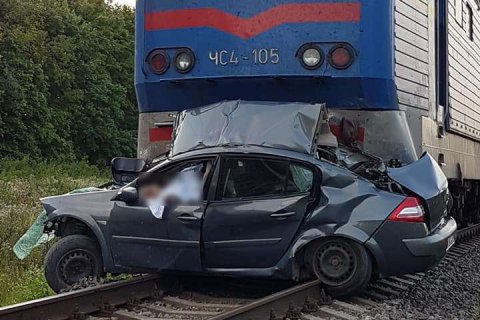 Автомобіль потрапив під поїзд київ - бердянськ, є жертви (фото)