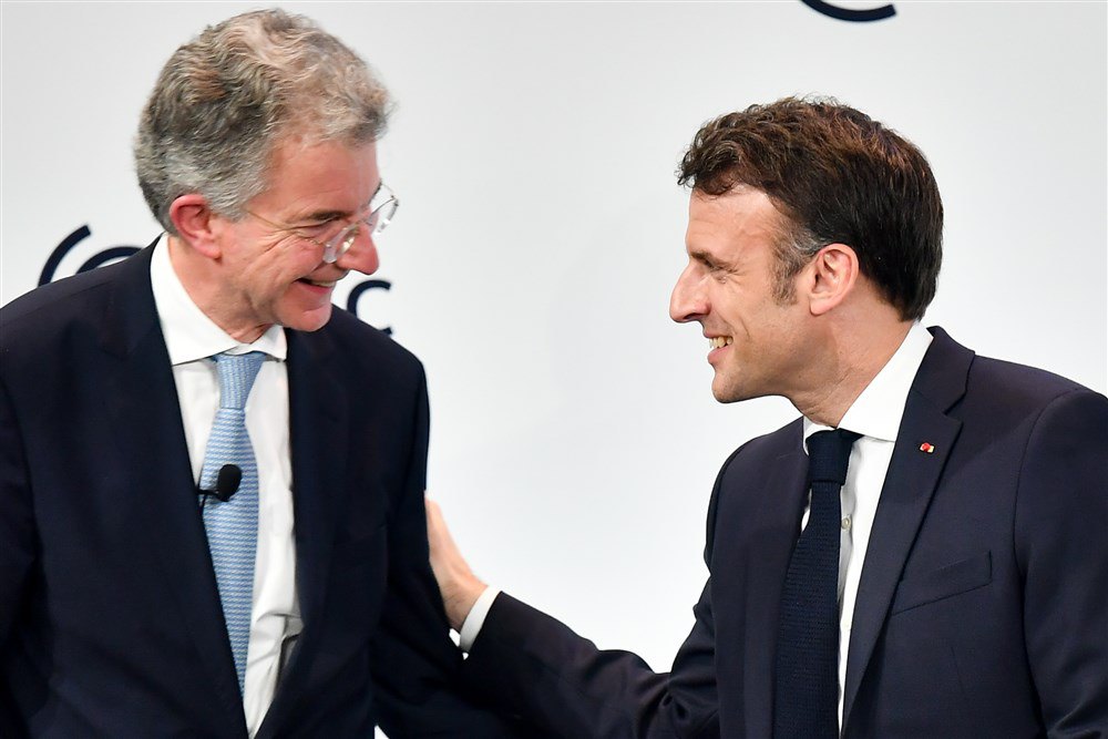Президент Франції Емманюель Макрон (праворуч) та голова Мюнхенської конференції з безпеки Крістоф Гойсґен під час церемонії відкриття, 17 лютого 2023 року.