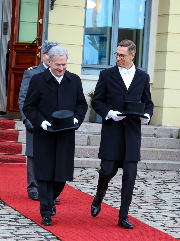 Експрезидент Фінляднії Саулі Нііністьо (ліворуч) і новообраний Александр Стубб залишають президентський палац у Гельсінкі, Фінляндія, 1 березня 2024 року
