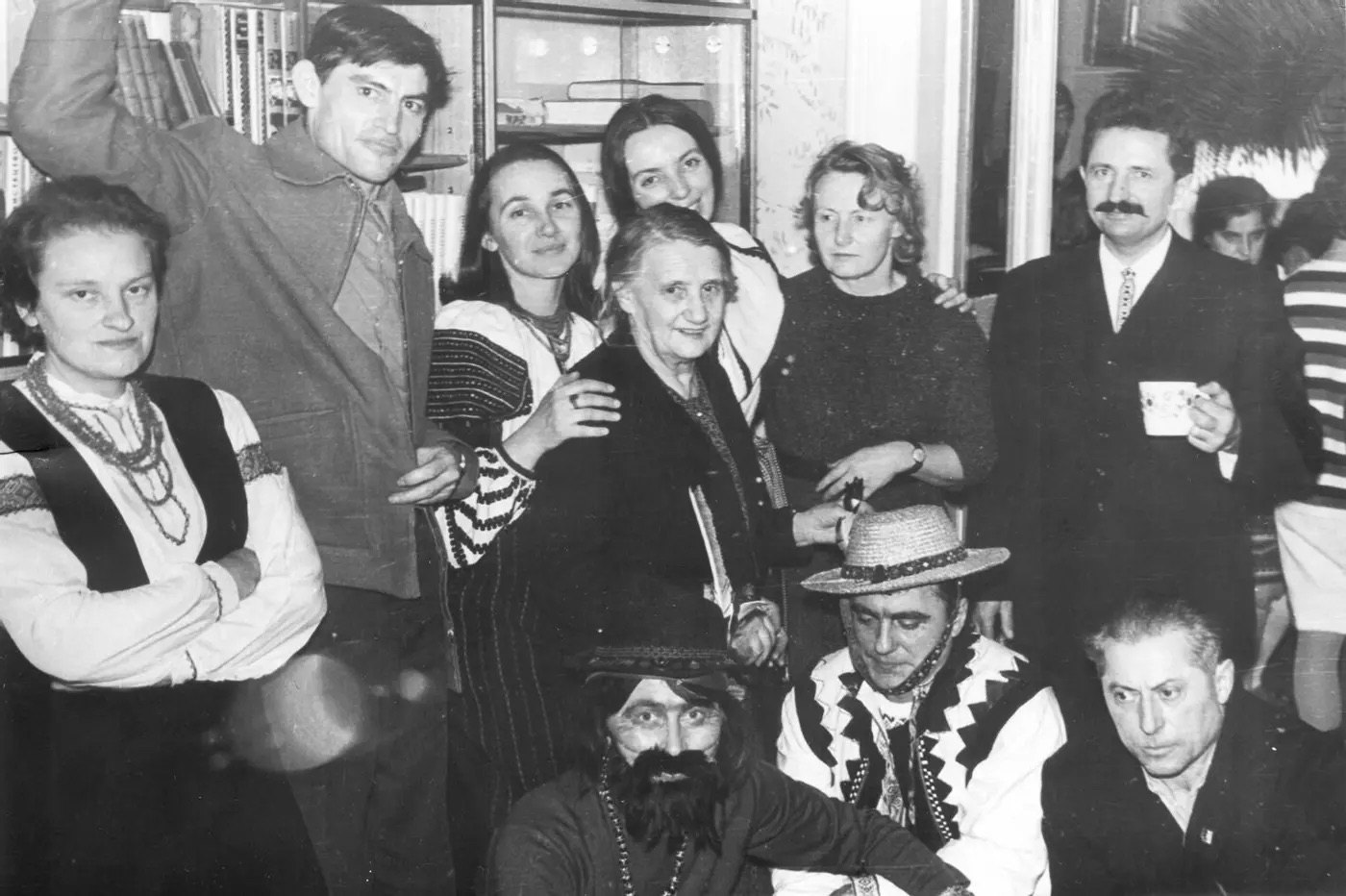  <i>Знаменитий львівський вертеп 1972 року, після якого почали арештовувати дисидентів. Стоять ліворуч Любомира Попадюк, Василь Стус, Олена Антонів, Ірина Калинець, Марія й Ганна Садовські, Михайло Горинь; сидять Стефанія Шабатура (перебрана циганом), Мар’ян Гатала, Олександр Кузьменко.</i>