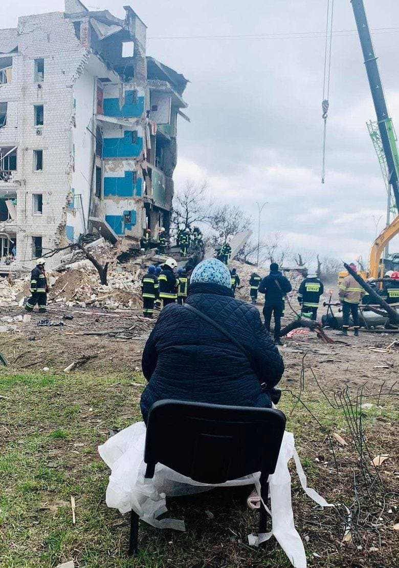 Рятувальники розбирають завали будинків після обстрілів Бородянки.
