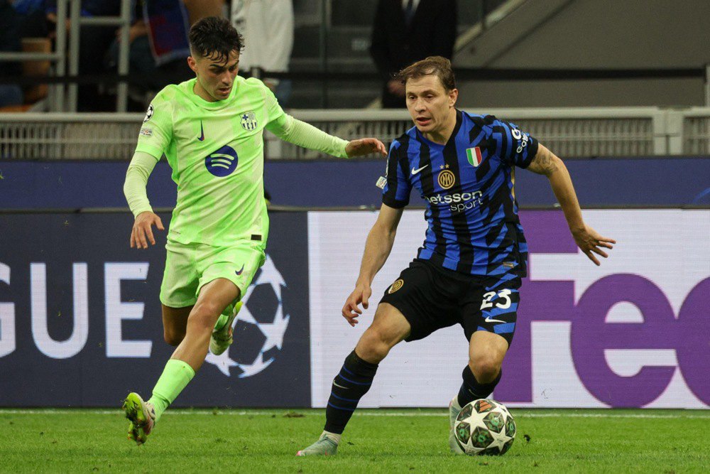 Барелла (праворуч) з &quot;Інтера&quot; проти Педрі