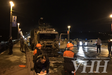 На мосту Патона в Киеве сгорел мусоровоз