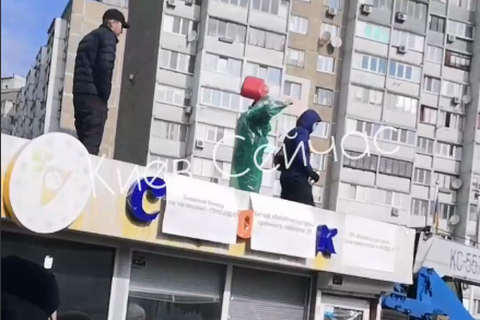 На Троещине в Киеве мужчина угрожал сжечь себя из-за демонтажа МАФов