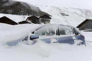15 тысяч автомобилей заблокированы на дорогах из-за снегопада во Франции