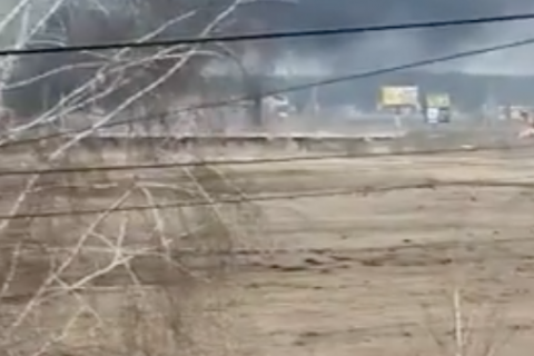 Украинские войска сожгли колонну вражеской техники под Гостомелем. Видео