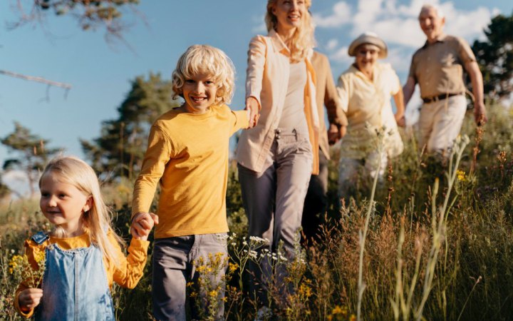 Ефект доміно у похилому віці: як одна проблема може запускати ланцюг інших