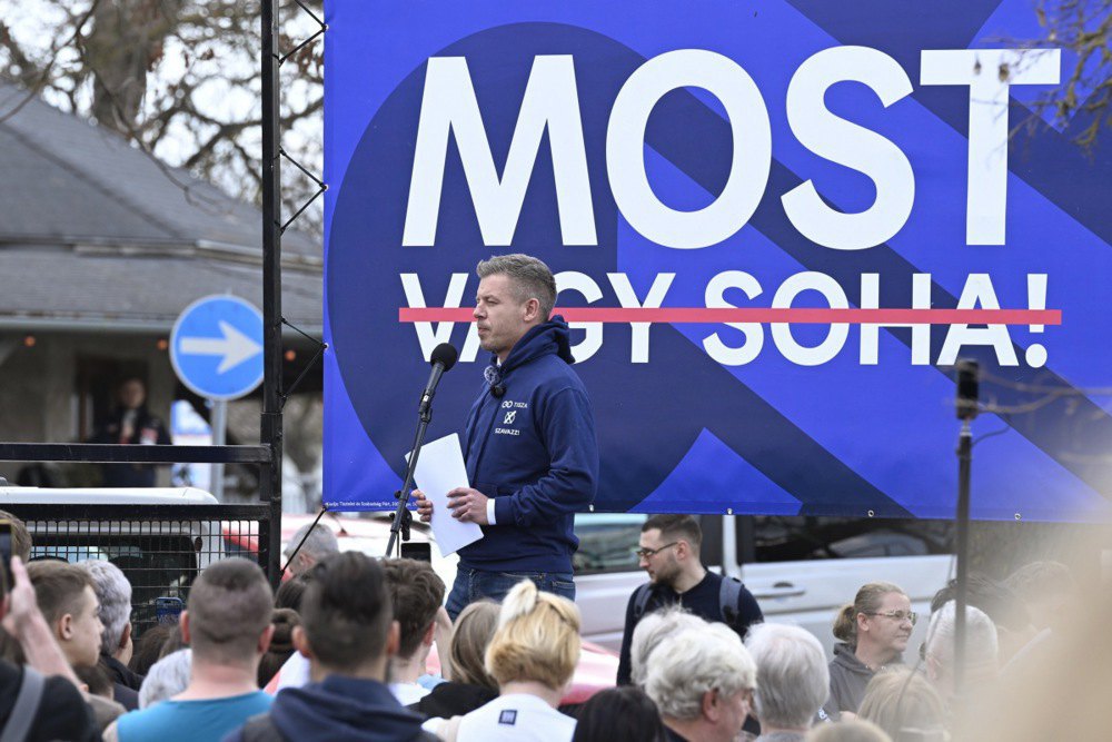 Петер Мадяр виступає на передвиборчому мітингу у Веленці, 12 березня 2026 року