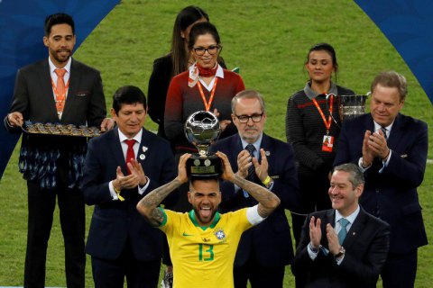 Футболист сборной Бразилии стал абсолютным рекордсменом по завоеванным трофеям