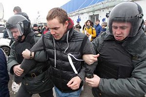 На митинге "Против наглой лжи НТВ" в Москве задержали 100 человек