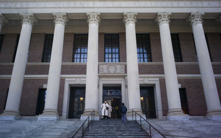 Трамп на пів року призупинив видачу віз для іноземних студентів, які навчаються в Гарварді