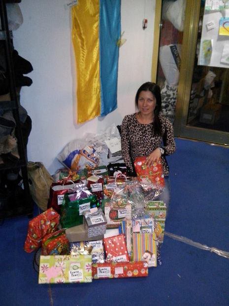 Ирина Чанова, координатор по детским проектам, с подарками