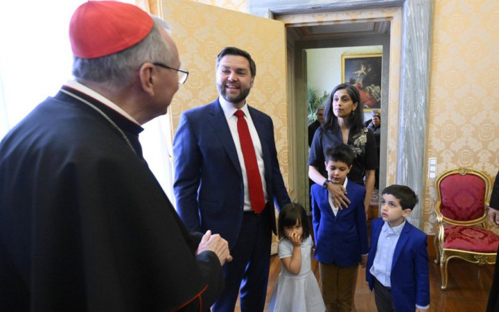 Венс приїхав із сім'єю у Ватикан і зустрівся із кардиналом Пароліном та архієпископом Галлагером