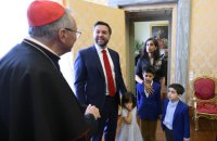 Венс приїхав із сім'єю у Ватикан і зустрівся із кардиналом Пароліном та архієпископом Галлагером