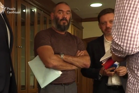 В "Укрэксимбанке" встретили овациями вернувшегося на должность нападавшего на журналистов