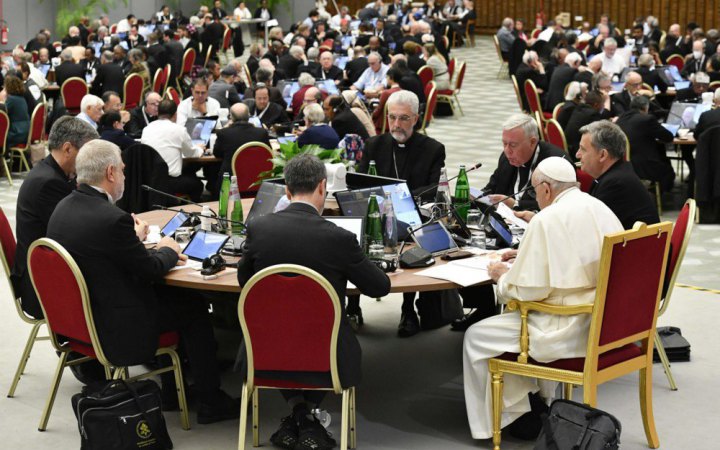 Результати місячного Ватиканського синоду розчарували захисників прав ЛГБТ-католиків